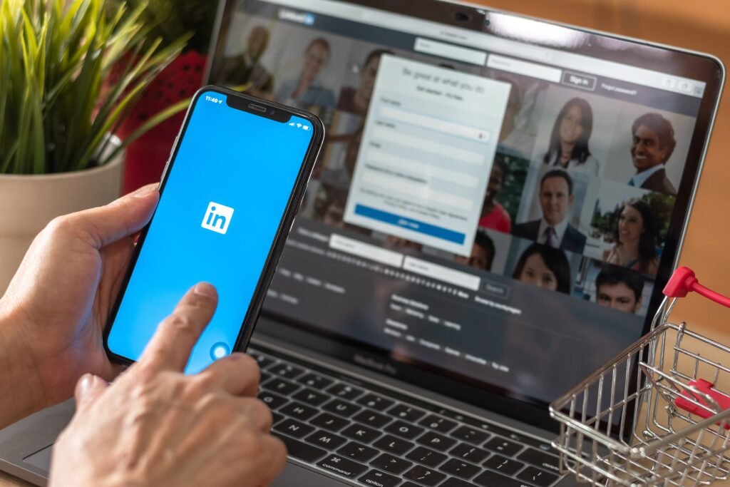 LinkedIn Marketing course at LeLogix Digital in Greater Noida covering LinkedIn profile optimization, B2B marketing, lead generation, personal branding, LinkedIn Ads, and professional networking.